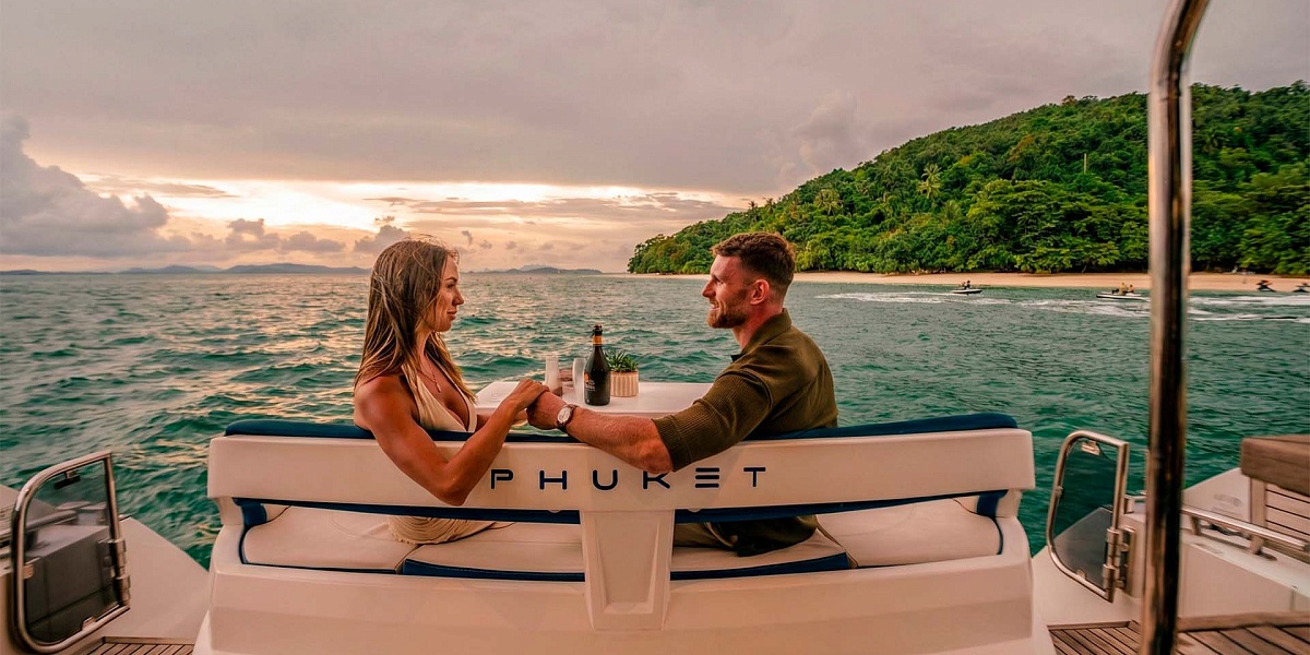 Крутящийся диван на яхту Galeon 500 -  Пхукет